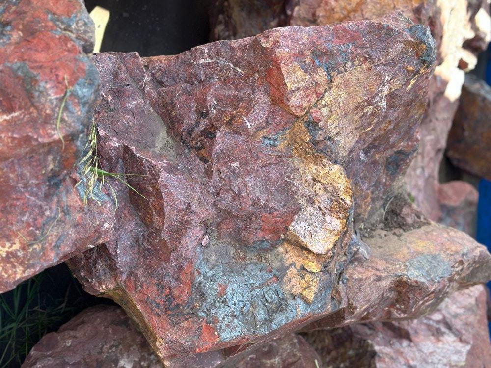 Камни для ландшафтного дизайна красно-фиолетовые 10-60 килограмм купить в Заречныом