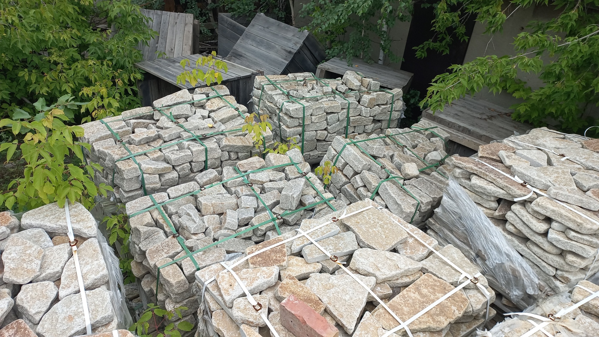 Плитняк галтованный гранитный для ландшафтного дизайна купить в Заречныом