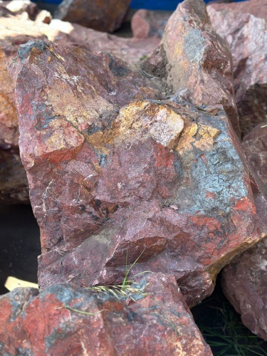 Камни для ландшафтного дизайна красно-фиолетовые 10-60 килограмм купить в Заречныом