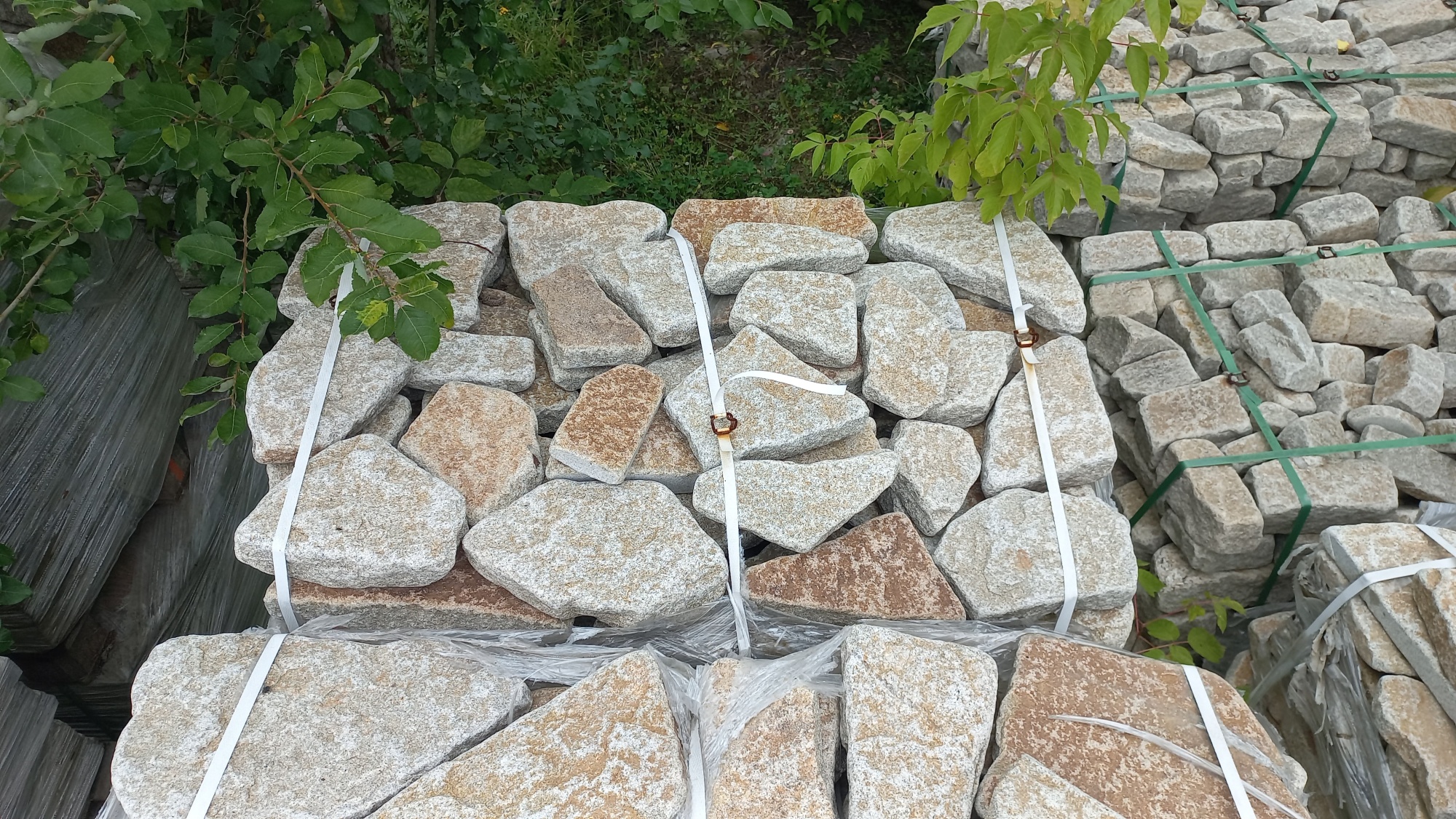 Плитняк галтованный гранитный для ландшафтного дизайна купить в Заречныом