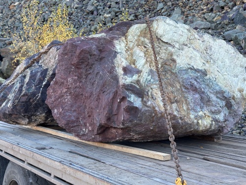 Огромные красно-фиолетовые валуны для ландшафтного дизайна весом более 5 тонн купить в Заречныом