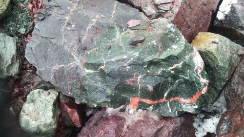 Гигантские зелёные валуны для ландшафтного дизайна весом более 5 тонн купить в Заречныом