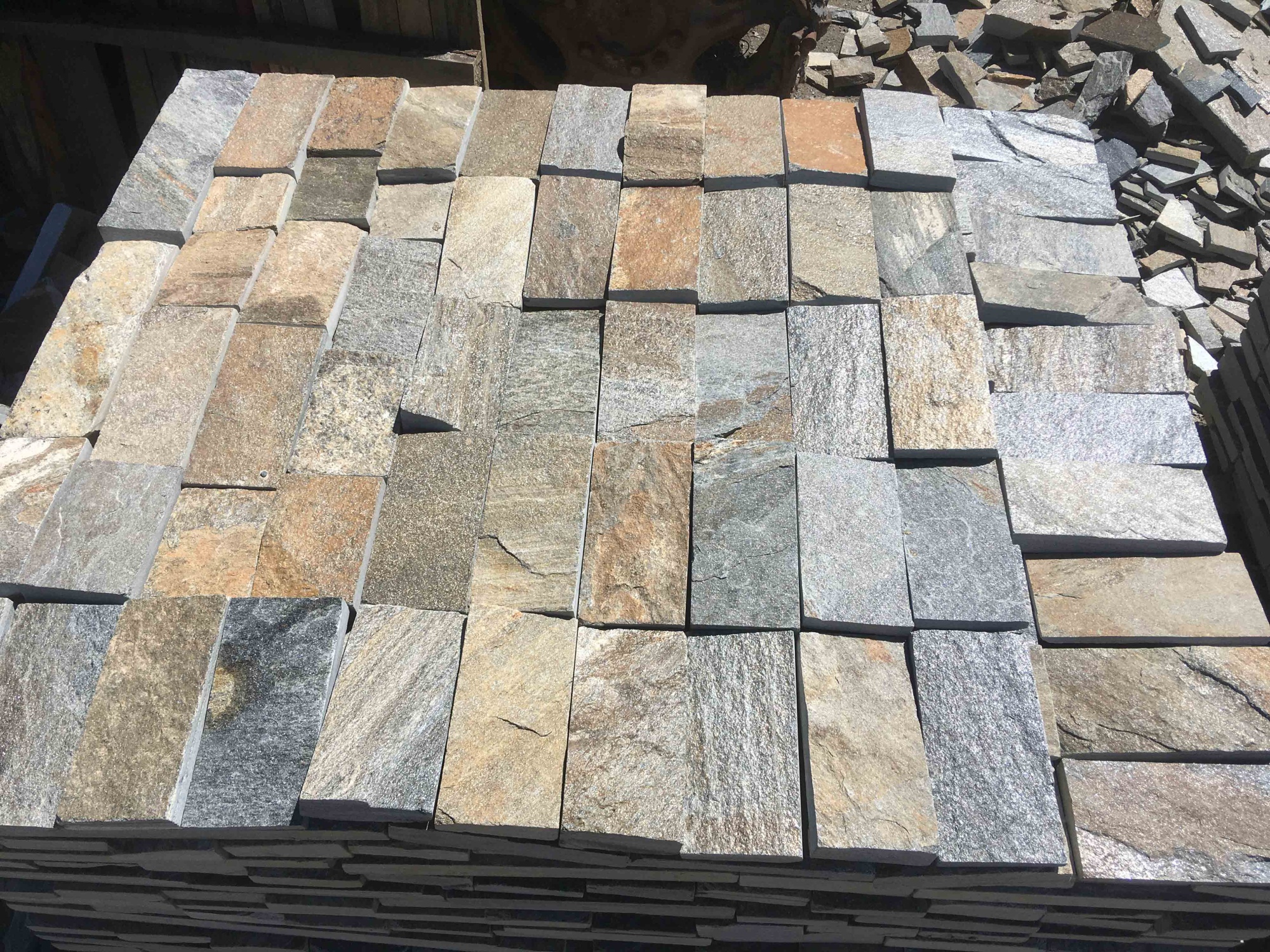 Плитка пилёная златолит Уральский для фасада купить в Заречныом