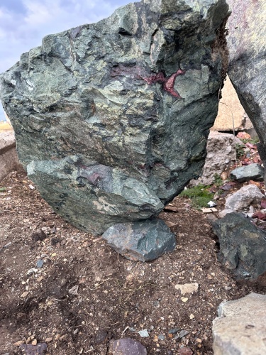 Гигантские зелёные валуны для ландшафтного дизайна весом более 5 тонн купить в Заречныом