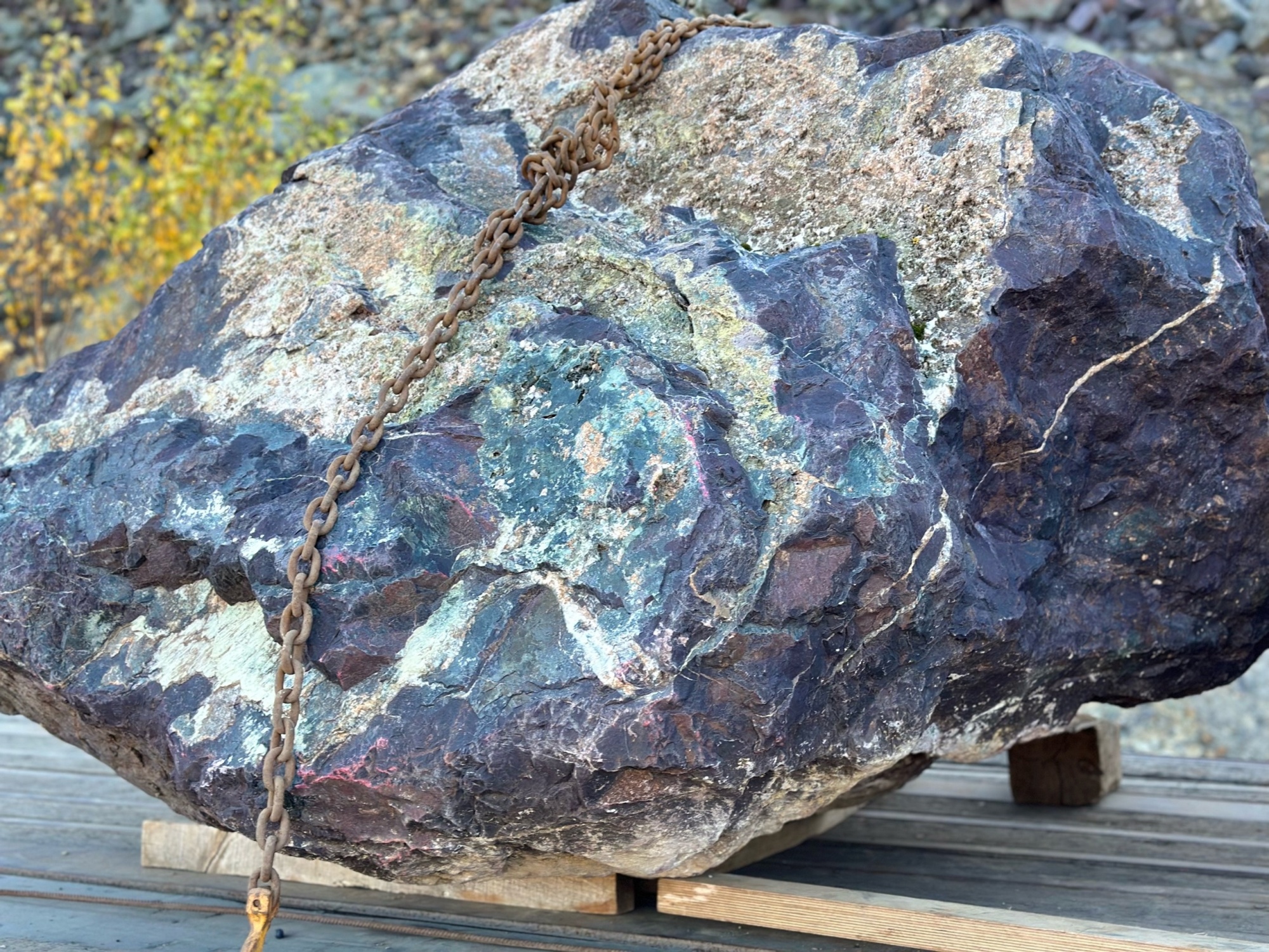 Огромные красно-фиолетовые валуны для ландшафтного дизайна весом более 5 тонн купить в Заречныом