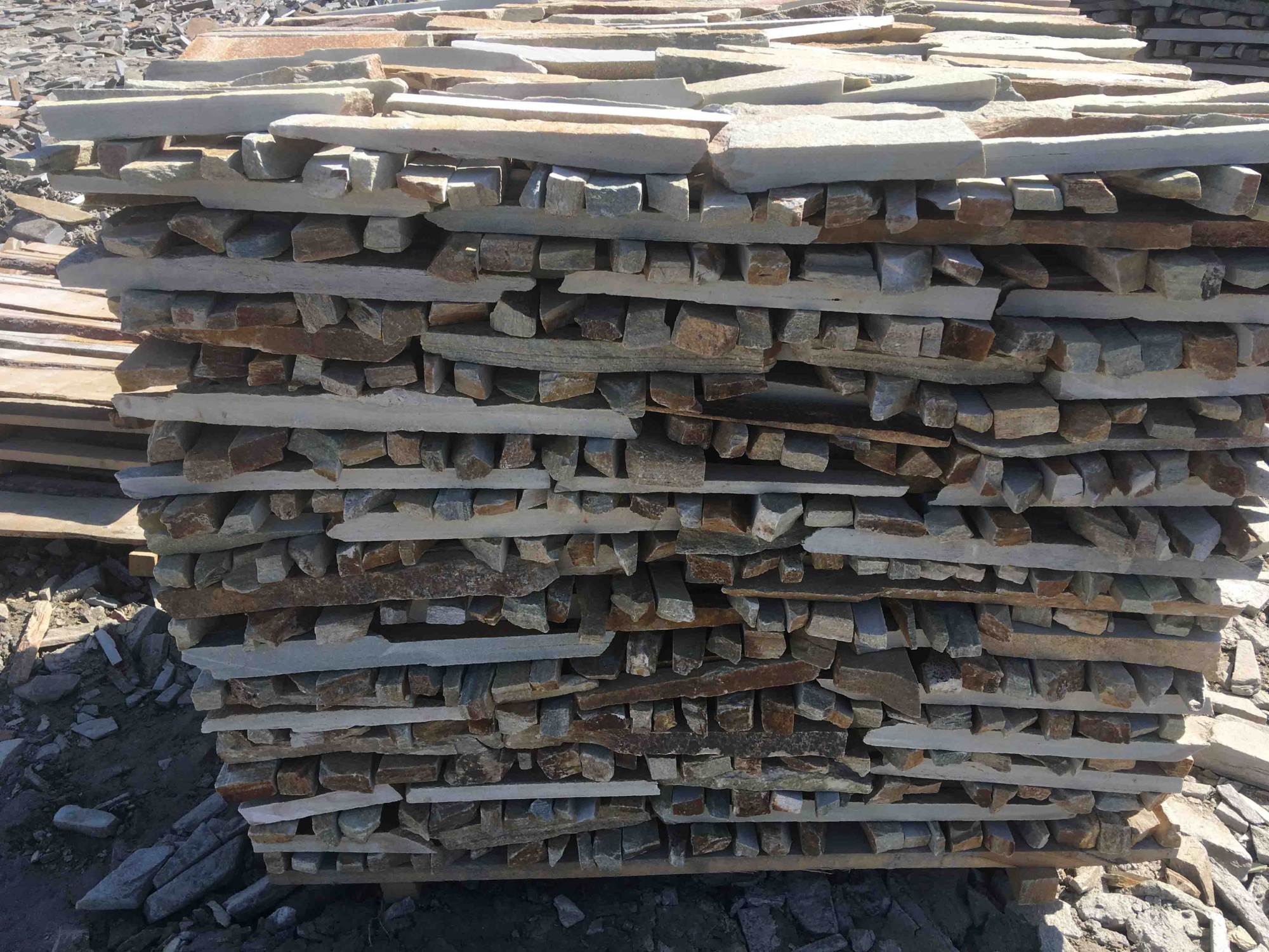 Горбушка златолит золотистый для облицовки купить в Заречныом