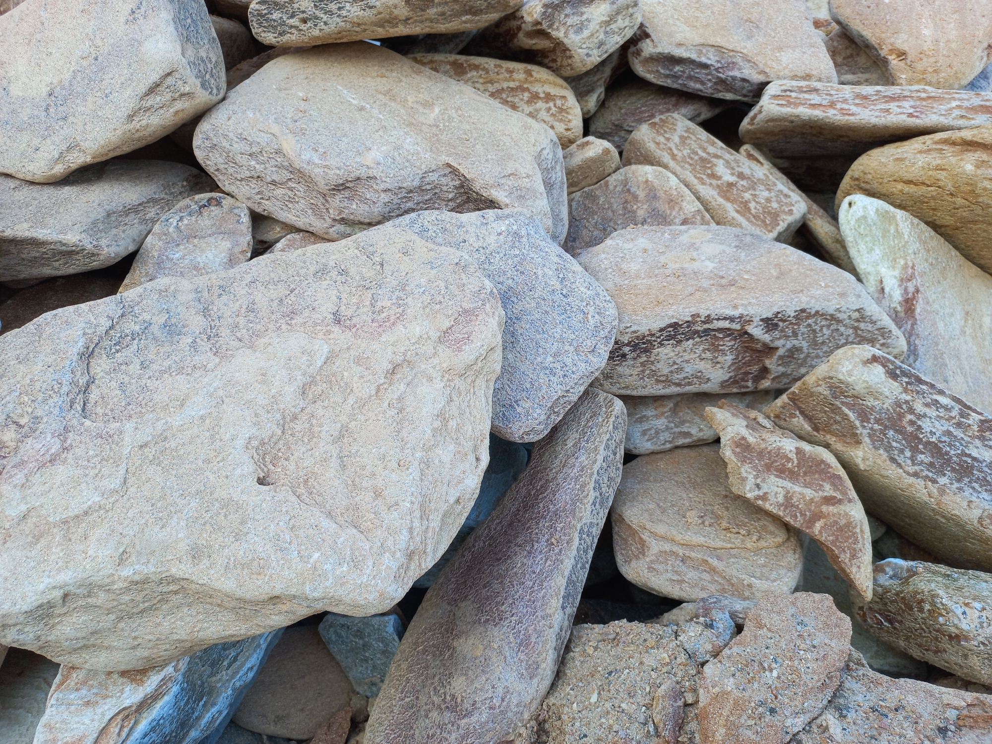 Златолит жёлтый, жёлто-зелёный глыбки и валуны для ланшафтного дизайна купить в Заречныом