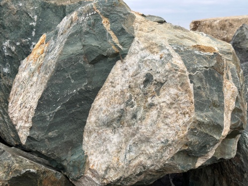 Гигантские зелёные валуны для ландшафтного дизайна весом более 5 тонн купить в Заречныом