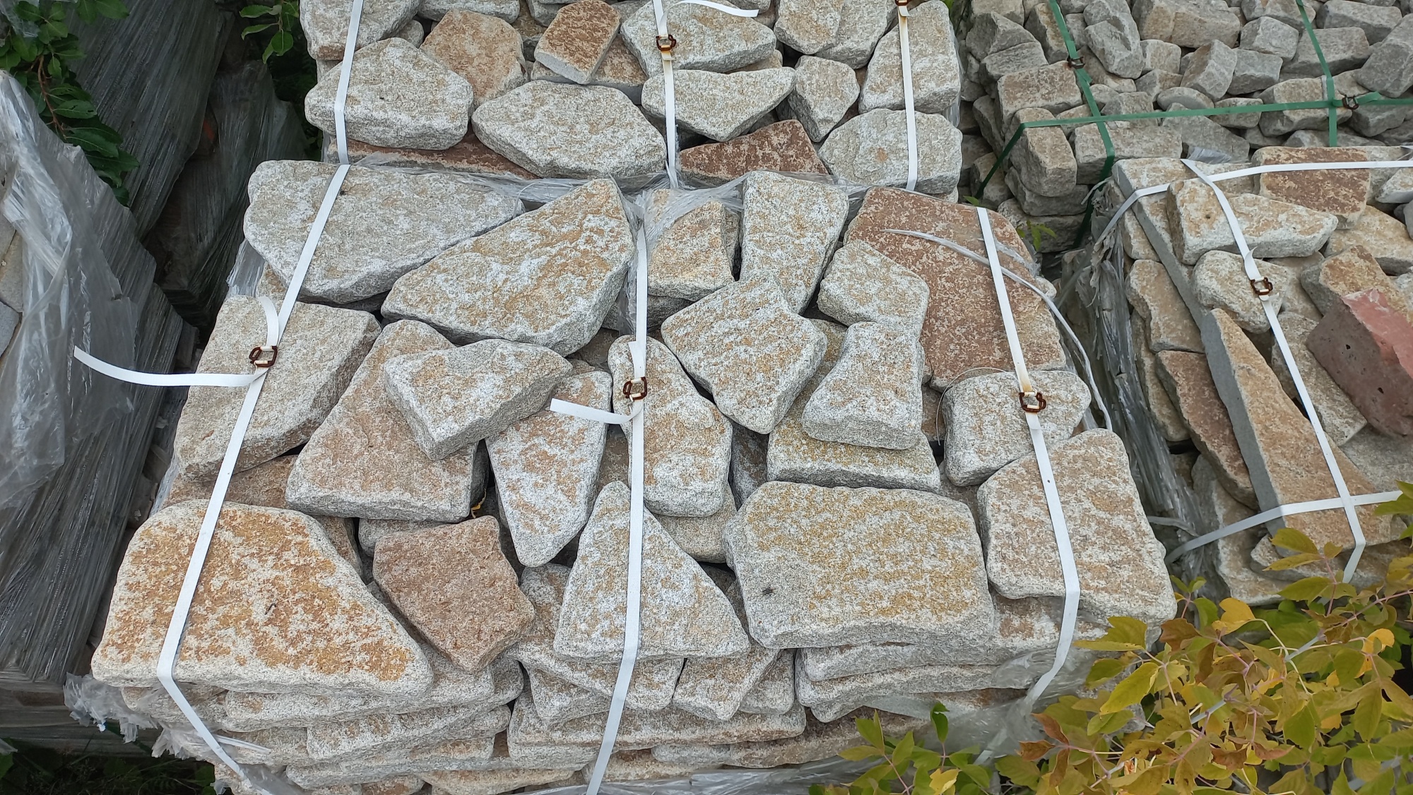 Плитняк галтованный гранитный для ландшафтного дизайна купить в Заречныом