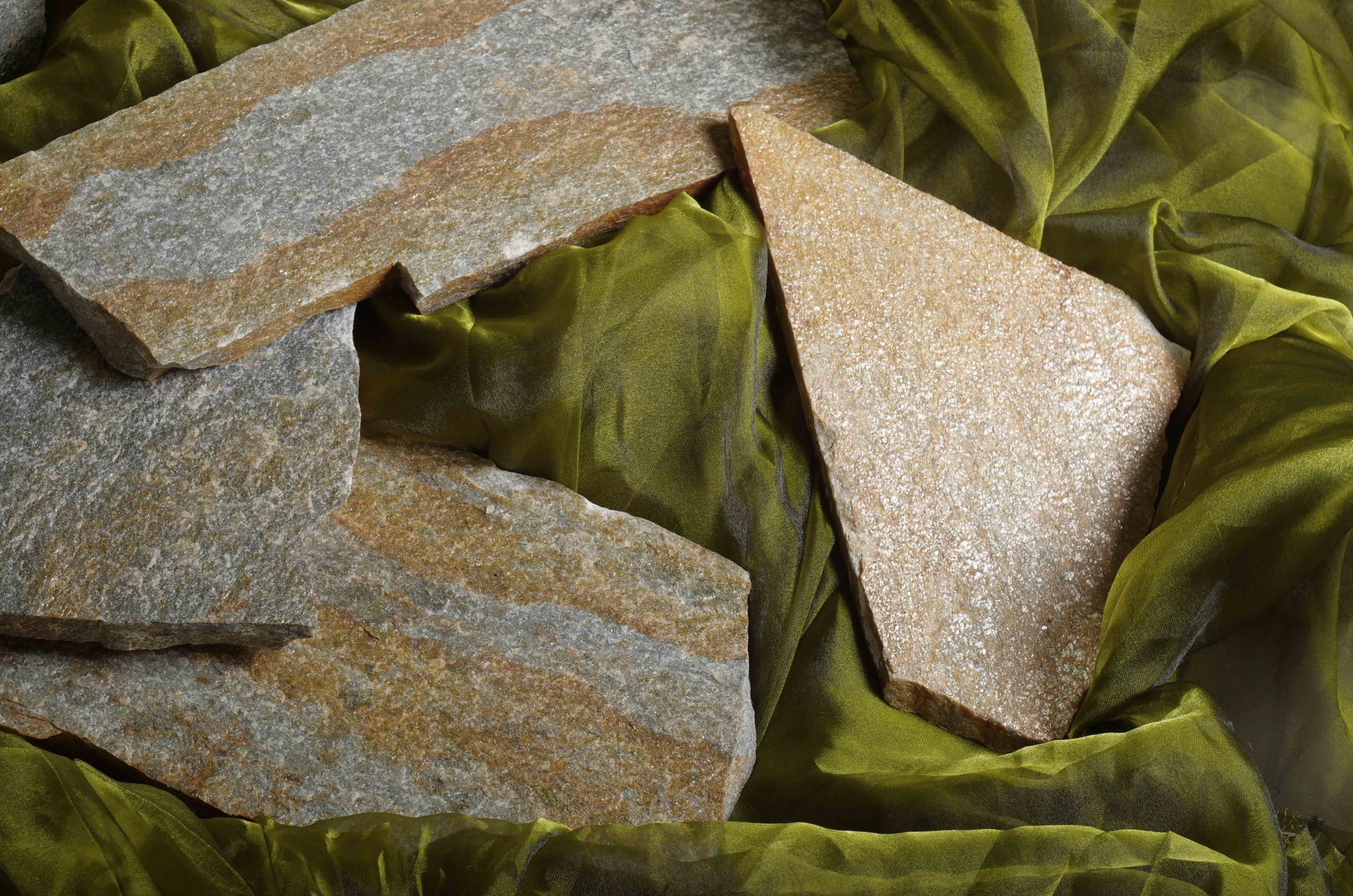 Плитняк златолит Уральский  для фасада купить в Заречныом