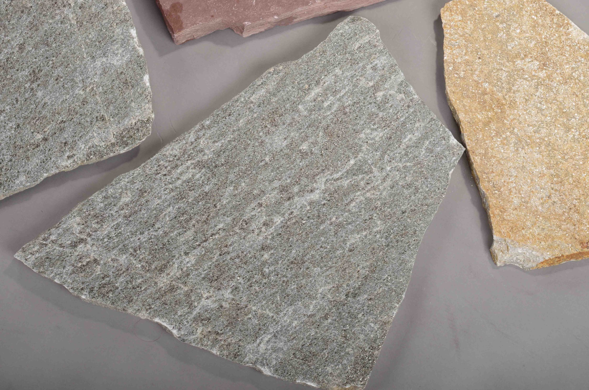 Плитняк златолит Уральский  для фасада купить в Заречныом